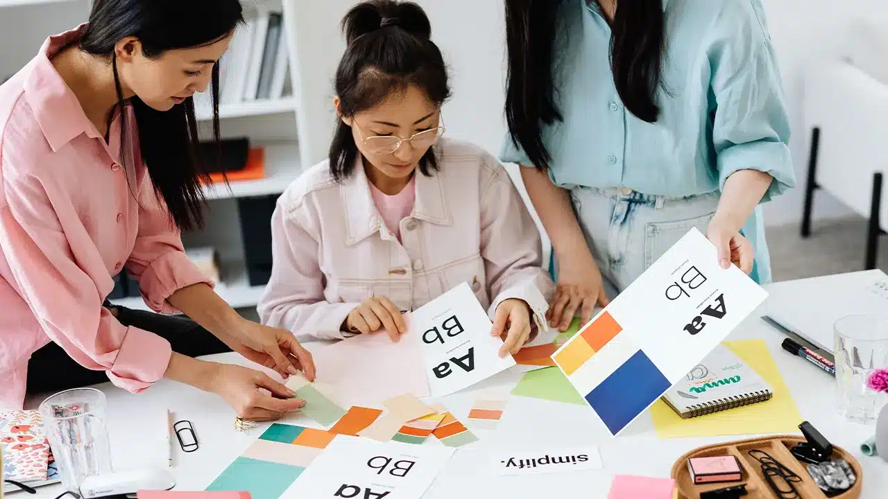 Tim bisnis menyusun strategi brand identity untuk membangun identitas brand yang kuat