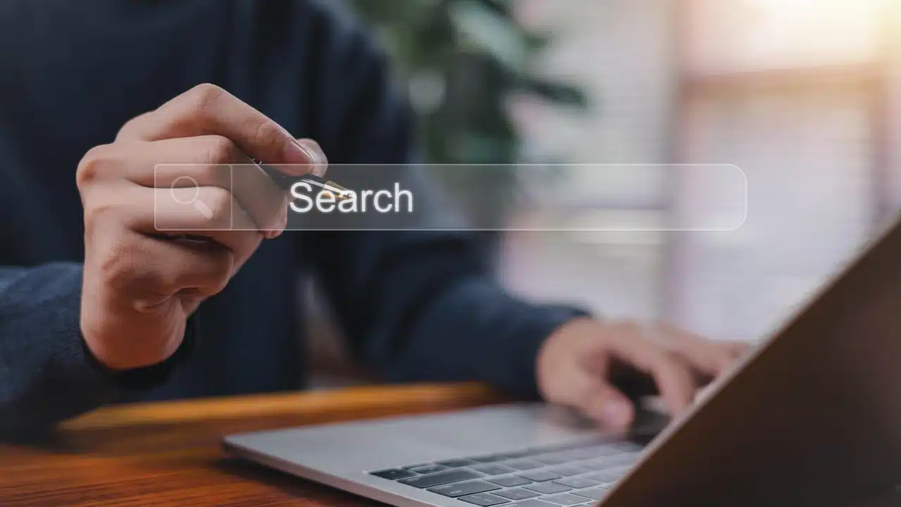 Calon pelanggan mencari informasi perusahaan melalui website sebelum membeli