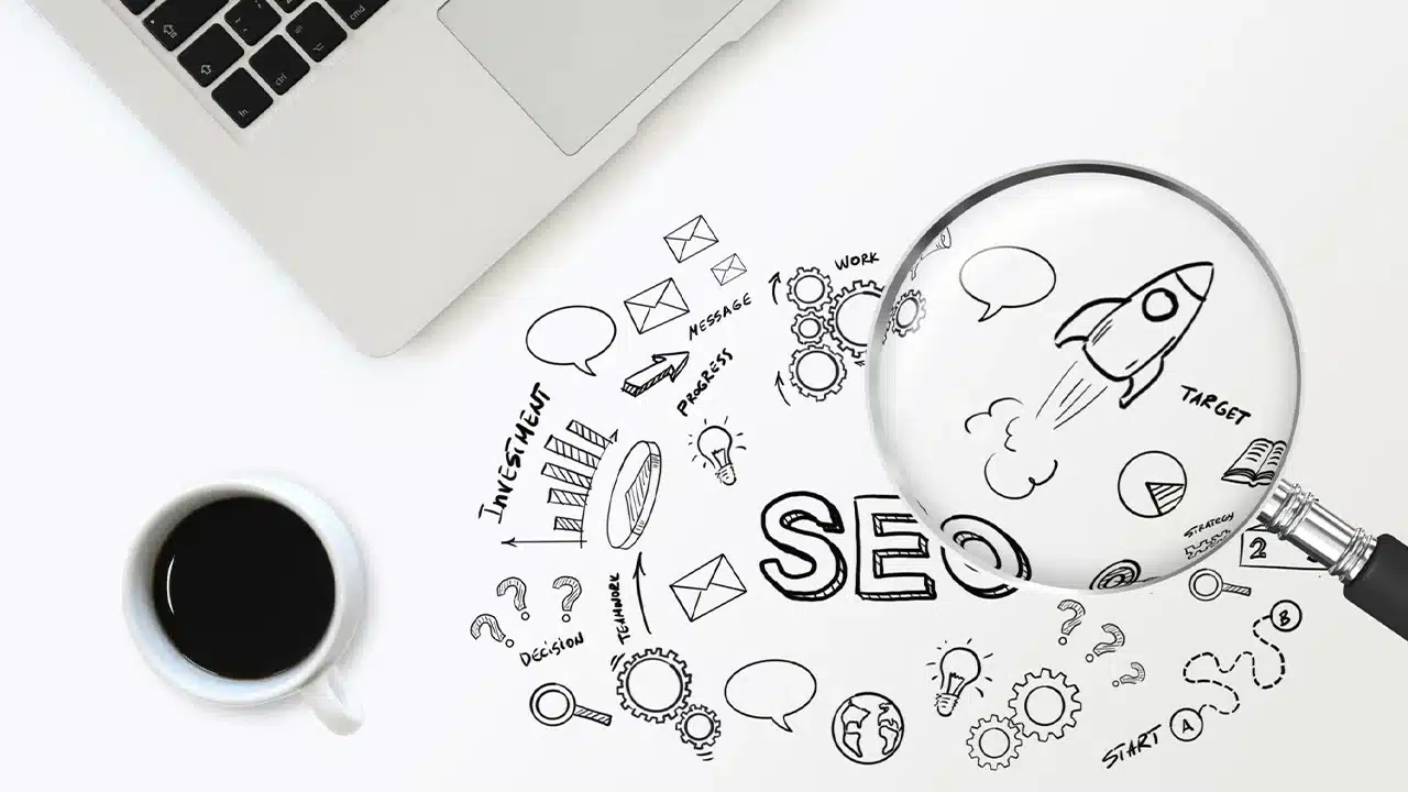 Tim digital marketing menyusun strategi SEO untuk bisnis
