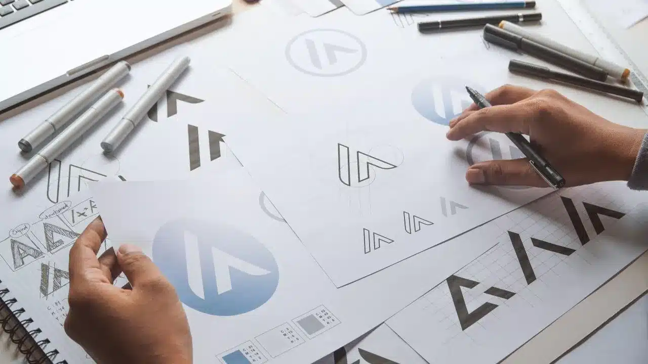 Proses pembuatan identitas visual brand melalui graphic design dan branding development