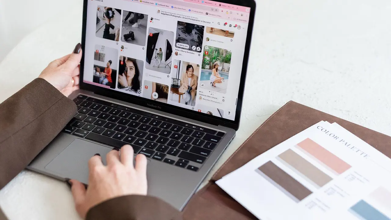 Tim marketing menggunakan bank foto perusahaan untuk membuat konten website dan media sosial.
