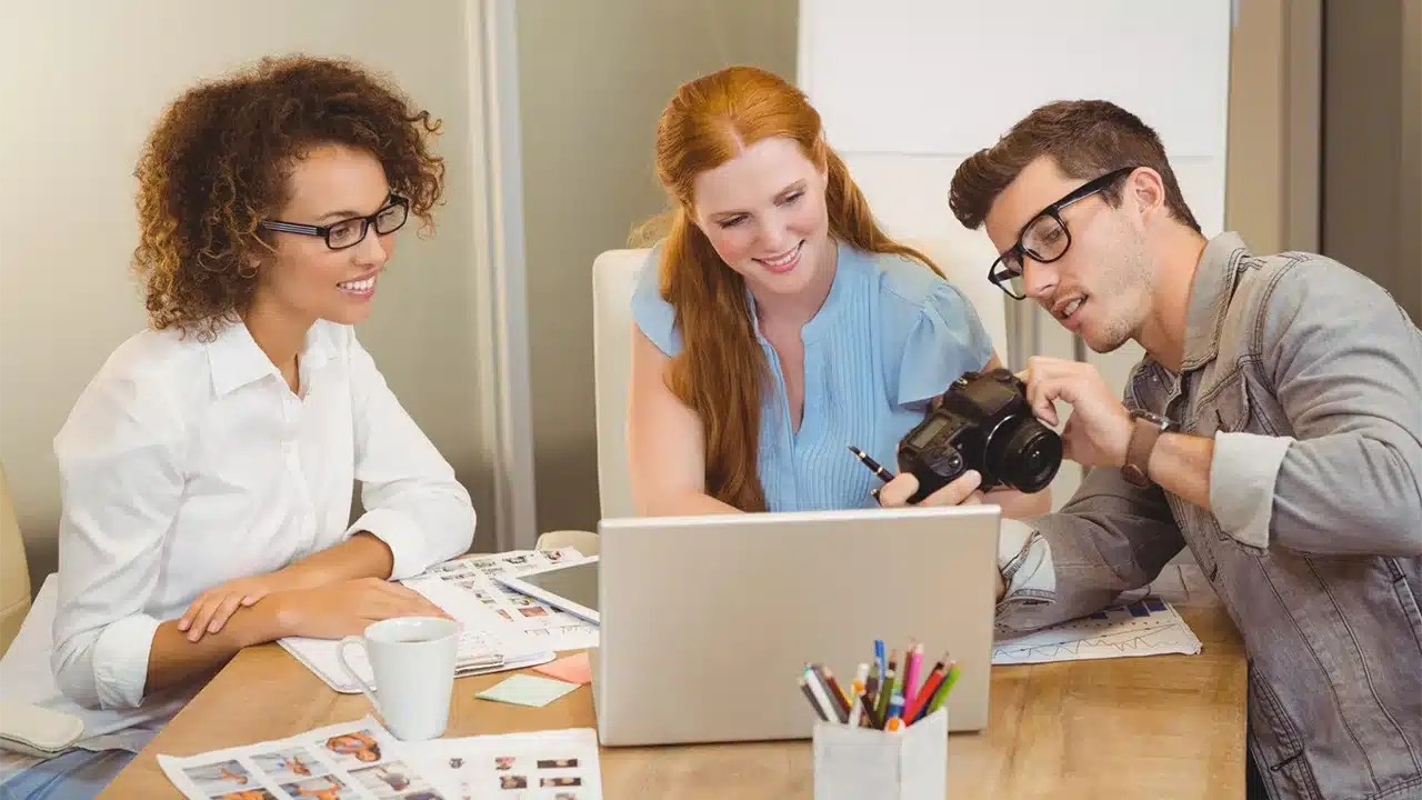 Tim marketing menyusun strategi Brand Storytelling berdasarkan aset visual perusahaan.