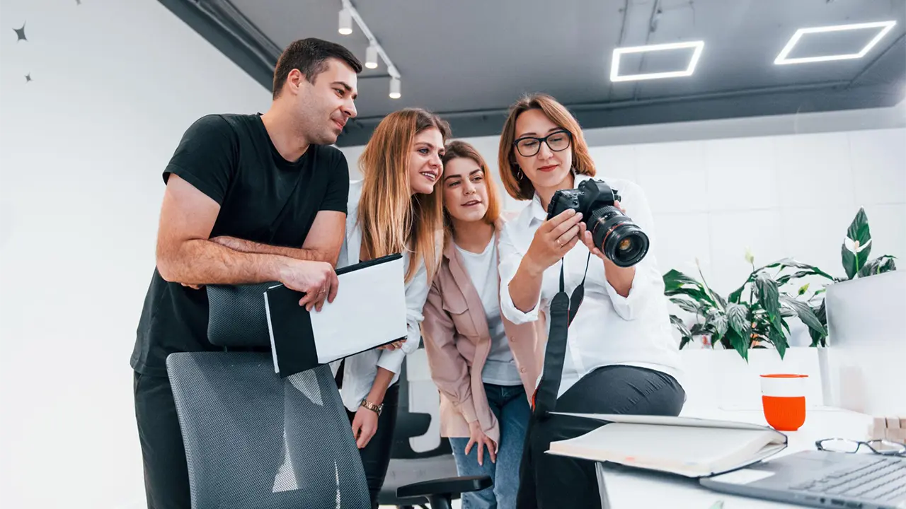 Sesi corporate photography untuk menghasilkan aset visual perusahaan yang konsisten.