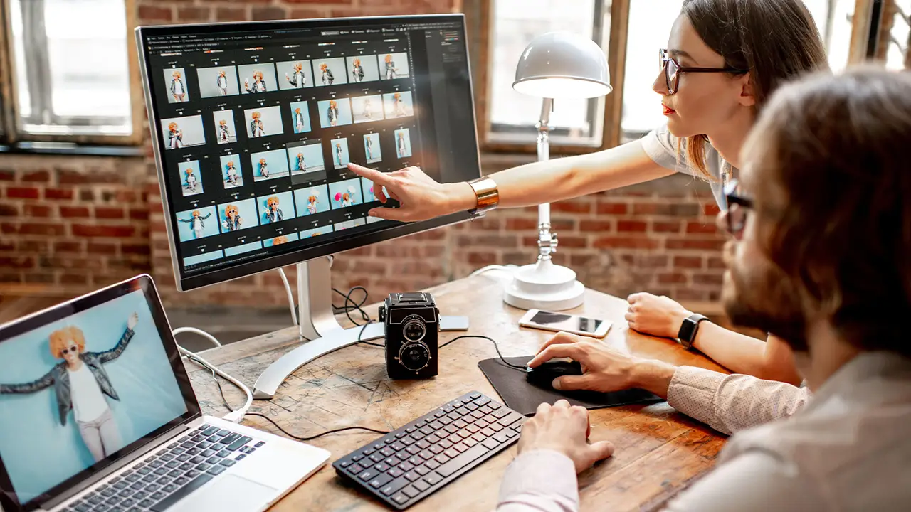 Kumpulan foto perusahaan yang tersimpan dalam bank foto digital untuk kebutuhan branding.
