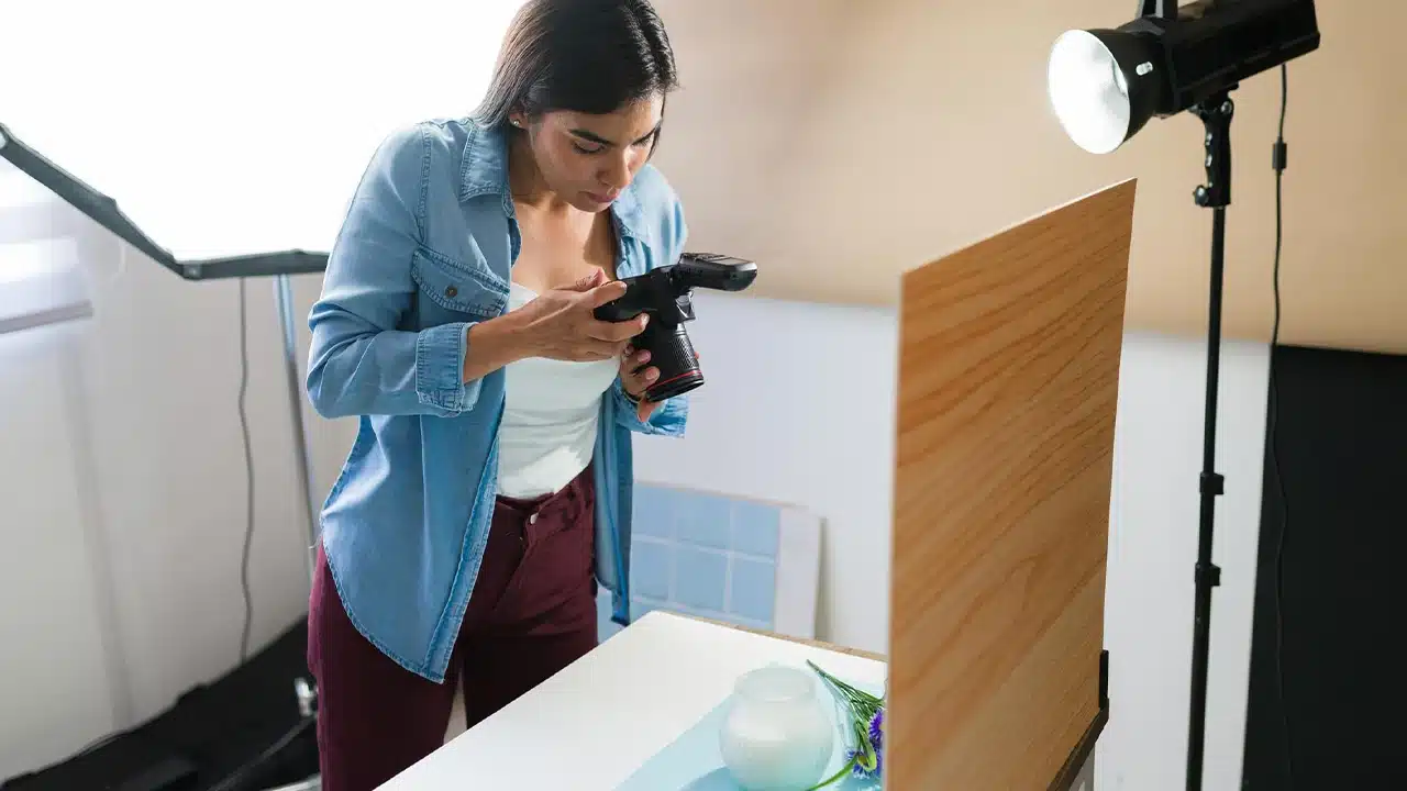 Fotografer dan videografer memproduksi foto serta video produk untuk kebutuhan pemasaran bisnis.