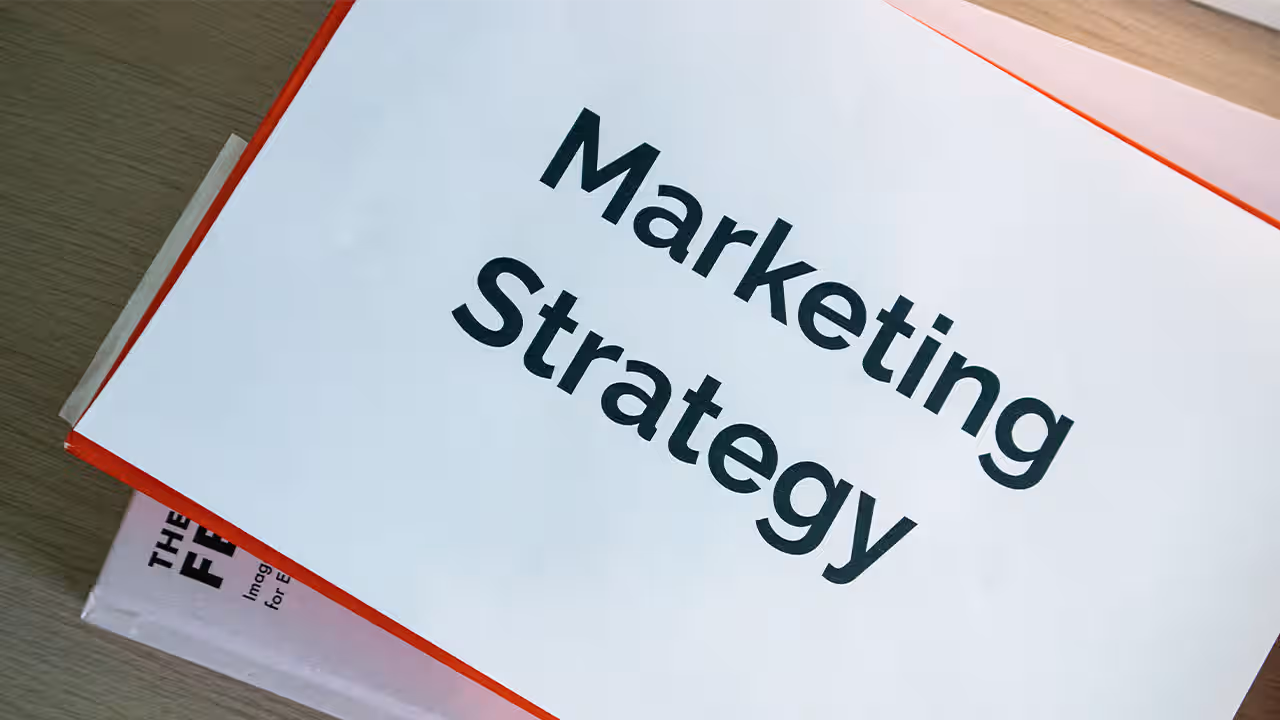 Strategi branding yang mendukung ROI Visual Content jangka panjang.