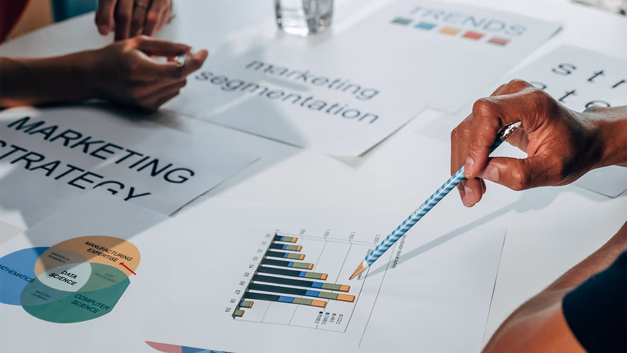 Dashboard analitik untuk mengukur ROI Visual Content pada aktivitas marketing.